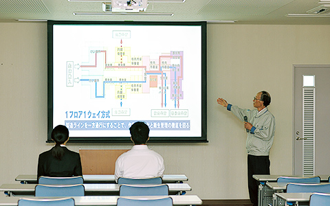 施設見学の様子