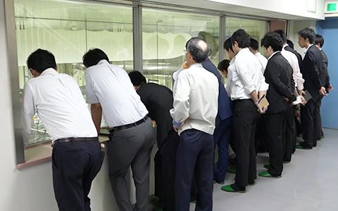 施設見学の様子