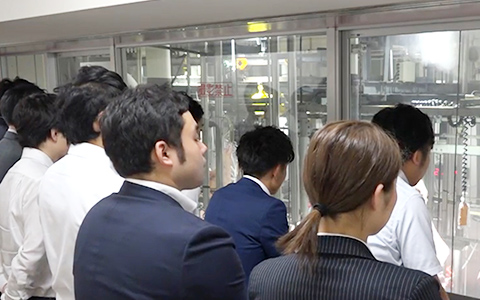 施設見学の様子